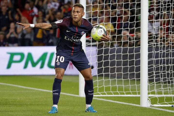 Sua estreia pelo PSG foi no dia 13 de agosto de 2017. Na ocasião, ele fez um gol e uma assistência na goleada por 3 a0 sobre o Guingamp, em jogo válido pela segunda rodada do Campeonato Francês de 2017/18.