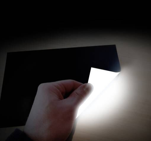 De maneira simplificada, papel “iluminado” é criado a partir da mistura de tinta e minúsculas partículas de LED em um ambiente condutor. Essa mistura é selada entre dois pedaços de papel extremamente finos e a partir disso começa a brilhar