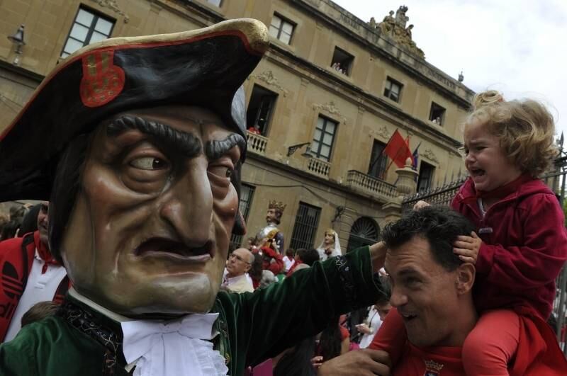 Criança chora ao ser tocada pelo Cara Vinagre, um dos tradicionais
personagens do Festival de São Firmino, em Pamplona, na Espanha