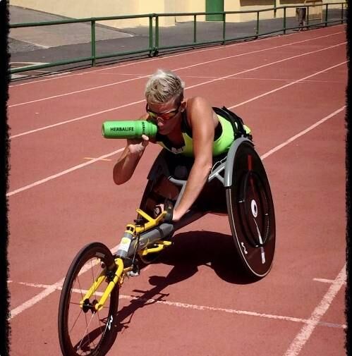 Marieke sofre de uma doença degenerativa incurável na coluna vertebral. Aos 14 anos, ela perdeu a capacidade de caminhar e passou a se locomover por cadeira de rodas