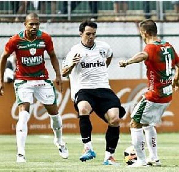 Em 8 de dezembro de 2013, a Portuguesa empatava por 0 a 0 com o Grêmio e ficava na 12ª posição do Brasileiro. Mas a escalação irregular de Héverton (que entrou em campo suspenso) tirou quatro pontos da equipe no STJD e custou o rebaixamento. O início de uma derrocada