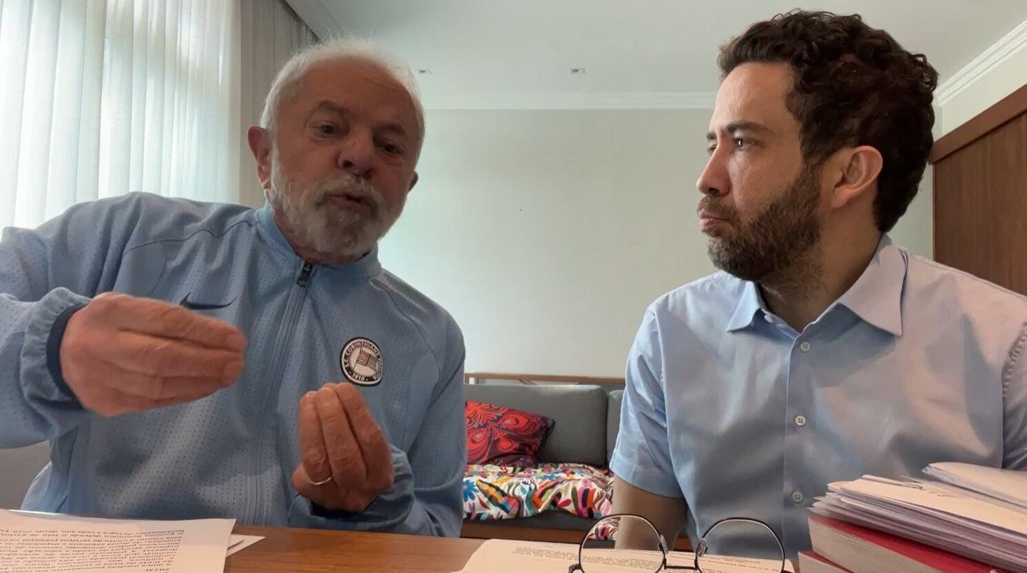 O deputado federal André Janones e o ex-presidente Lula durante live