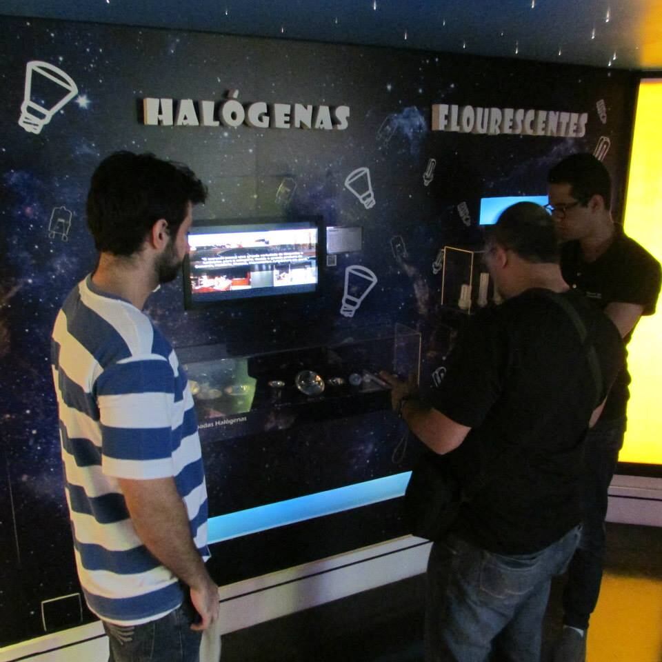 O Museu da Lâmpada aborda a história da iluminação desde a descoberta do
fogo até as lâmpadas mais modernas. Inaugurado em 15 de
abril de 2012, o museu apresenta a história da invenção do objeto.
Localizado na avenida João Pedro Cardoso, 574,
no Campo Belo, o museu recebe mensalmente até 1 mil pessoas. O horário de funcionamento é de segunda-feira à
sexta-feira, das 9h às 18h, e o ingresso é 1 kg de alimento não perecível