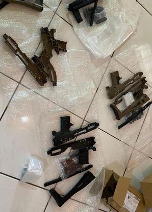Armas e peças foram apreendidas