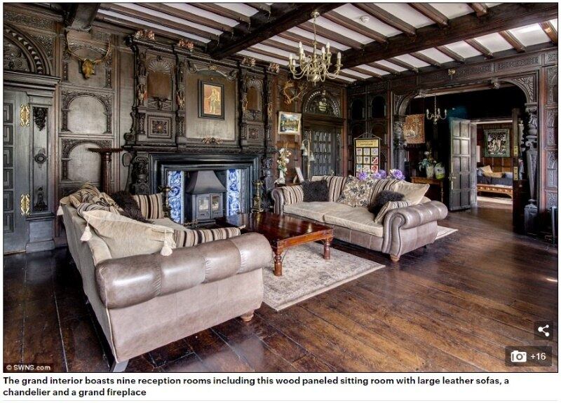 Em uma das nove salas de recepção da residência, é possível
observar painéis de madeira com grandes sofás de couro, um candelabro e uma
grande lareira
