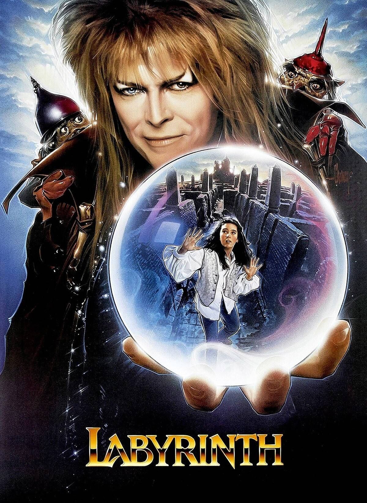 Labirinto: A Magia do Tempo traz David Bowie e Jennifer Connely em um filme de fantasia produzido por George Lucas, que em 1986 já havia gravado toda a trilogia original de Star Wars. Ele conta a história de uma adolescente que tem seu irmão bebê sequestrado por um bruxo, e precisa chegar até seu castelo - no meio de um labirinto repleto de monstros - a tempo de salvá-lo. Fora que é bastante divertido ver David Bowie dançando com um monte de fantoches