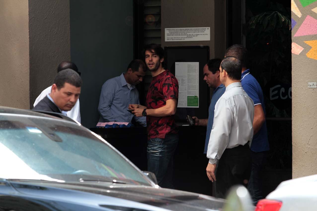 O detalhe do encontro entre os amigos ficou por conta da camisa do ídolo são-paulino. Kaká escolheu um vestuário rubro-negro nas vésperas de uma partida importante contra o Flamengo...