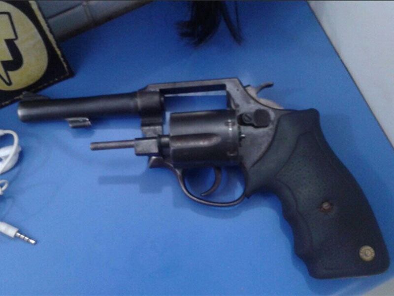 No flagrante, foram apreendidos revólver, drogas, e produtos subtraídos nas ações criminosas