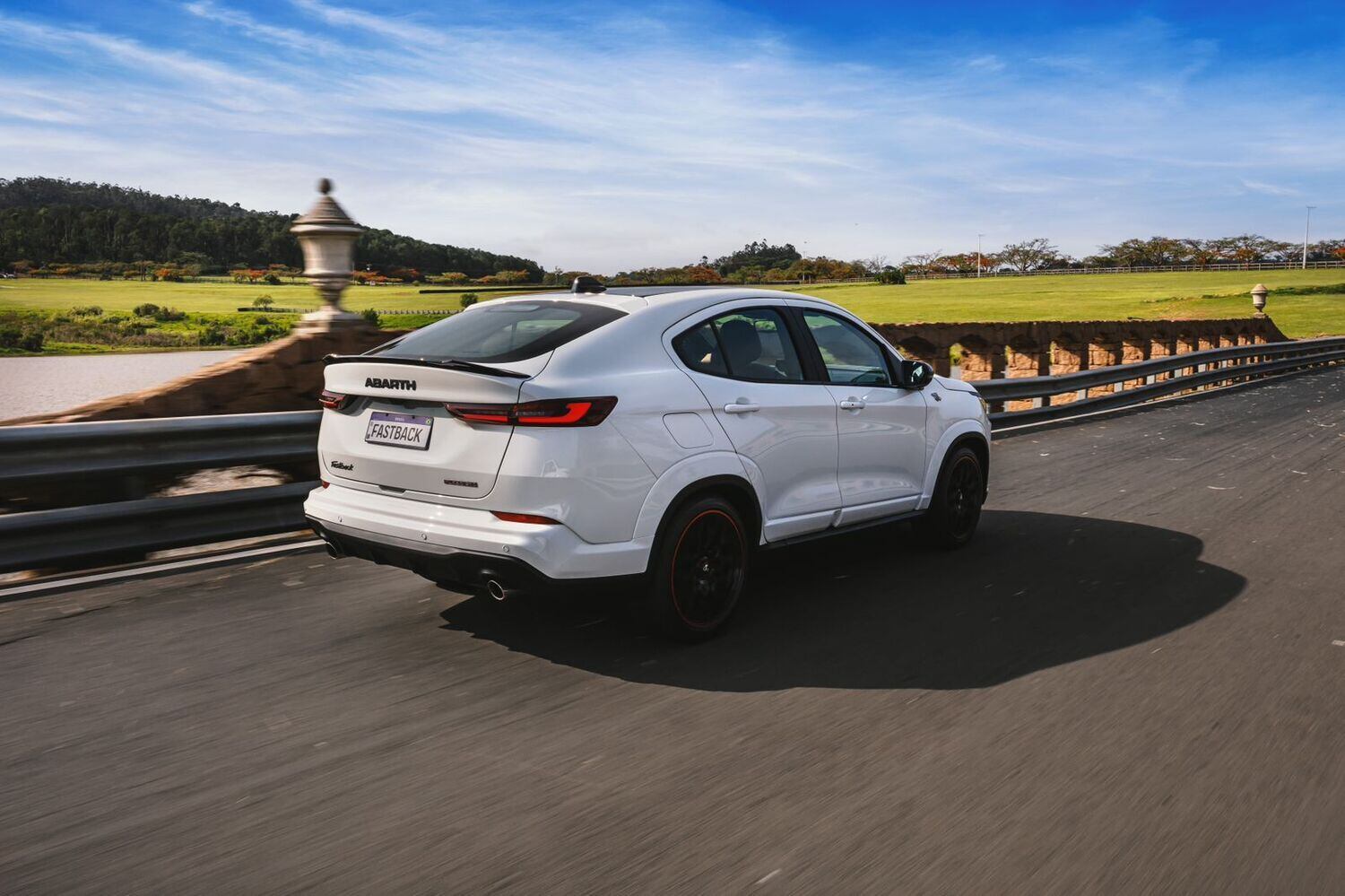 Velocidade máxima é de 220km/h no Fastback Abarth