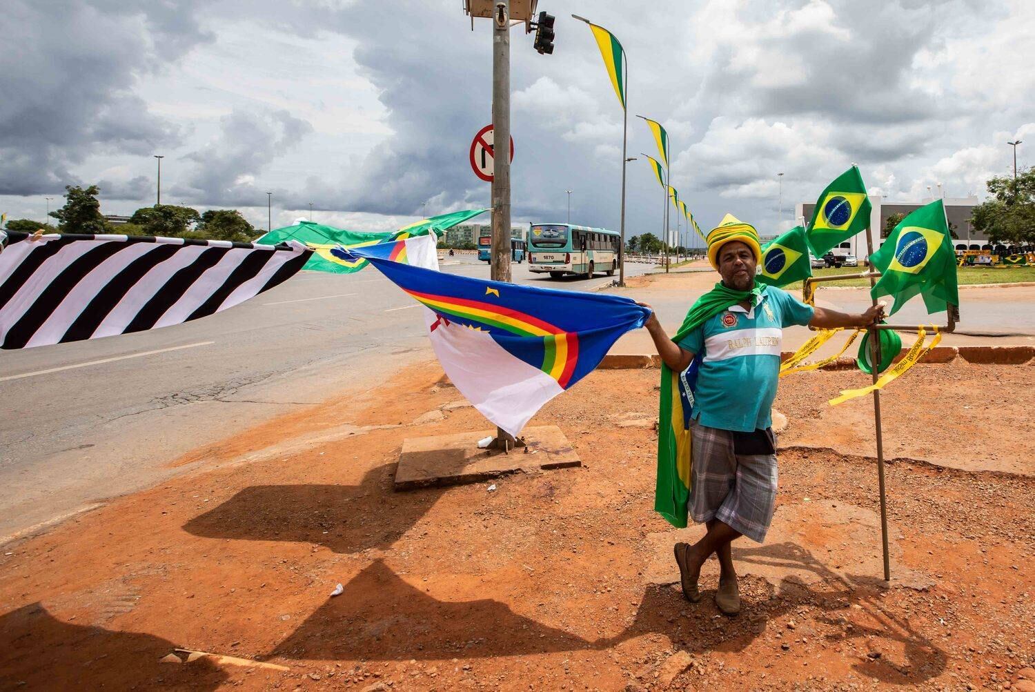 Pernambucano vende artigos da Copa em Brasília