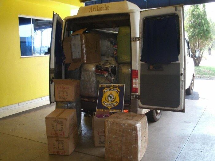 Cerca de 22 volumes de roupas pesando 1 tonelada e 12 caixas com cosméticos foram apreendidos pela PRF