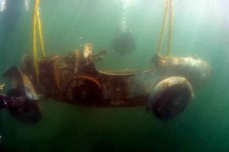 O primeiro dono do carro foi René Dreyfus, um piloto francês. Após uma noite de pôquer com um amigo em Paris, ele apostou seu Type 22 e, para sua infelicidade, acabou perdendo o jogo e o carro 