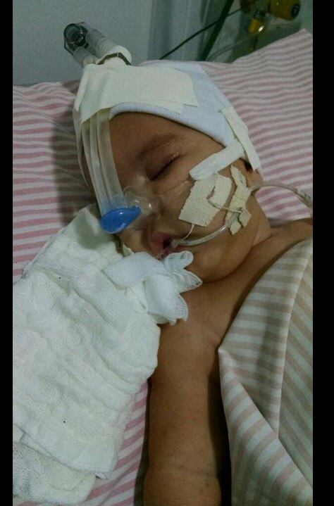 O problema dos músculos também causa dificuldades ainda
maiores. Na última semana, o menino teve duas paradas cardíacas, que
complicaram bastante o seu estado de saúde.  
— Nossa ideia era ir para os Estados Unidos para tentar um
tratamento que desenvolve melhor a musculatura, mas as paradas cardíacas dificultaram
um pouco as coisas