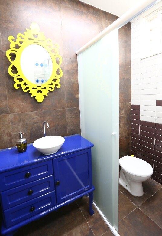 E não se engane, os cem vão dividir apenas dois banheiros