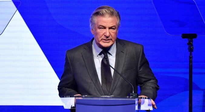 Outro acidente envolvendo famosos foi o de Alec Baldwin, que atirou, sem intenção, na diretora de fotografia Halyna Hutchins, durante os ensaios de um filme que ele produzia e do qual participava. Após o caso, criaram uma montagem na qual Baldwin atirava com um fuzil