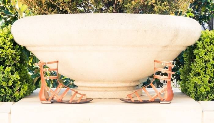 Mais sandálias sem salto e na cor nude com o modelo gladiadora