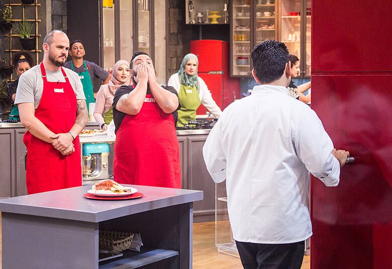 A vitória, porém, podia resultar num mal negócio. Eles tiveram que escolher entre dois envelopes. Um dava imunidade para a dupla, independente do que acontecesse nas próximas provas. O outro colocava os cozinheiros direto no Desafio da Geladeira