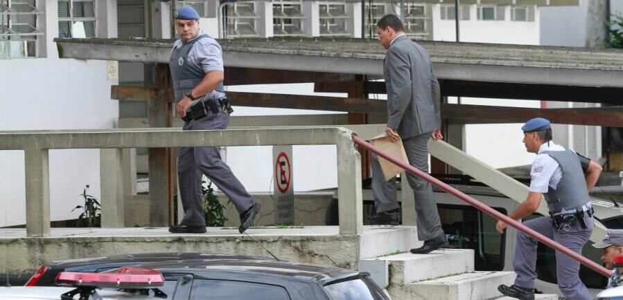De terno e gravata novamente, Mizael chega para terceiro dia de seu julgamento no Fórum Criminal de Guarulhos, na Grande São Paulo