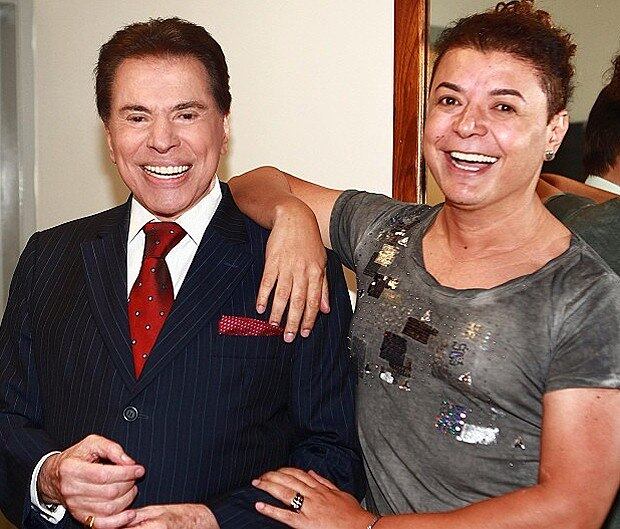 Silvio Santos é paparicado por David Brazil nos bastidores do SBT