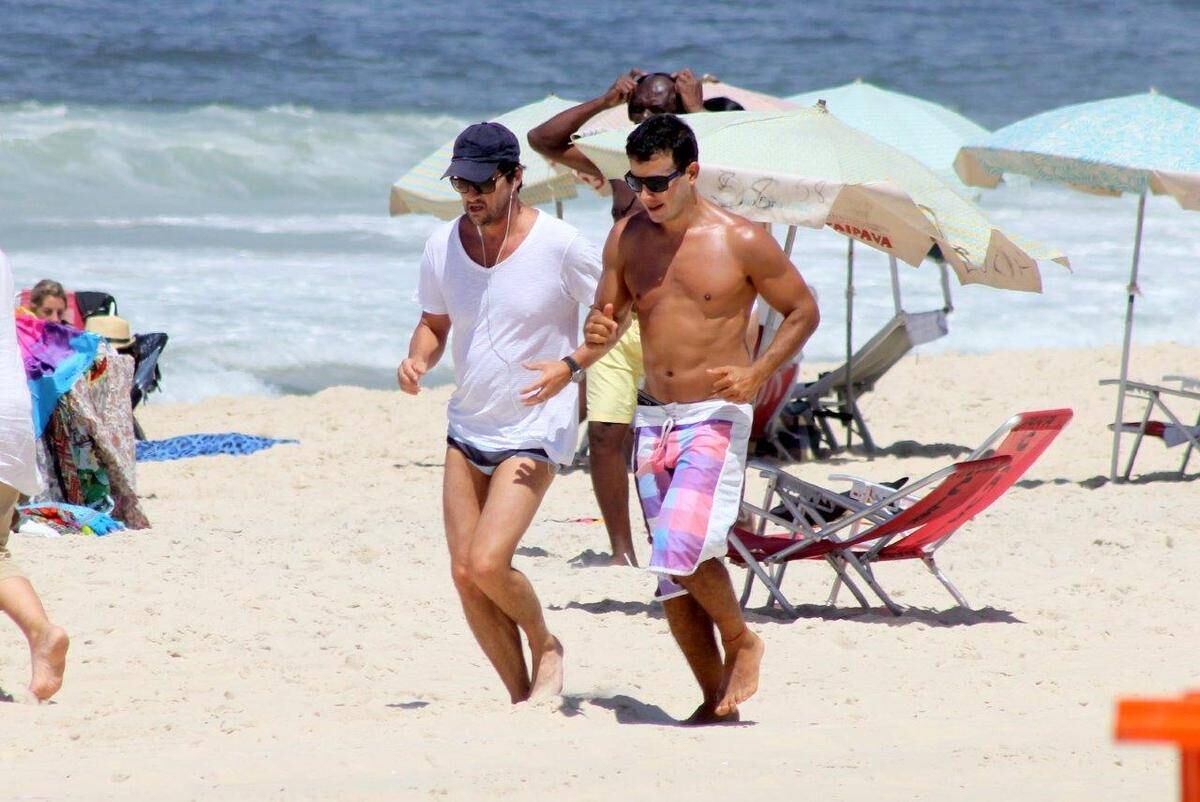 Após um tempo, os dois resolveram correr um pouco na areia da praia  

