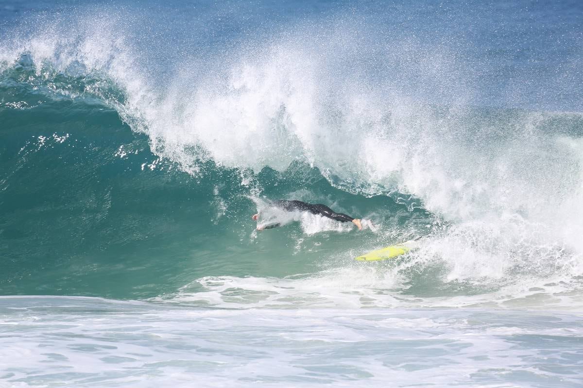 Cauã Reymond surfou no Recreio dos Bandeirantes nesta segunda-feira (21)