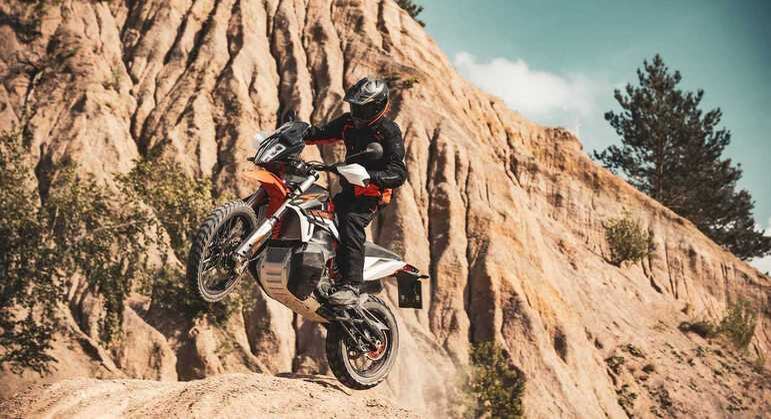 Modelo ganhou grafismo que remete a 450 Rally