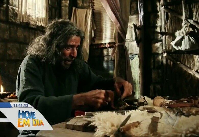 A
relação familiar de Raabe não é nada fácil! Orias, seu pai, não é nada
exemplar, mas quando os filhos estão em perigo, ele mostra seu lado frágil e
até se arrisca em combate para que a filha não se torne uma escrava

• Conheça melhor Raabe, que é exemplo de fé e coragem em A Terra Prometida. ASSISTA! 

