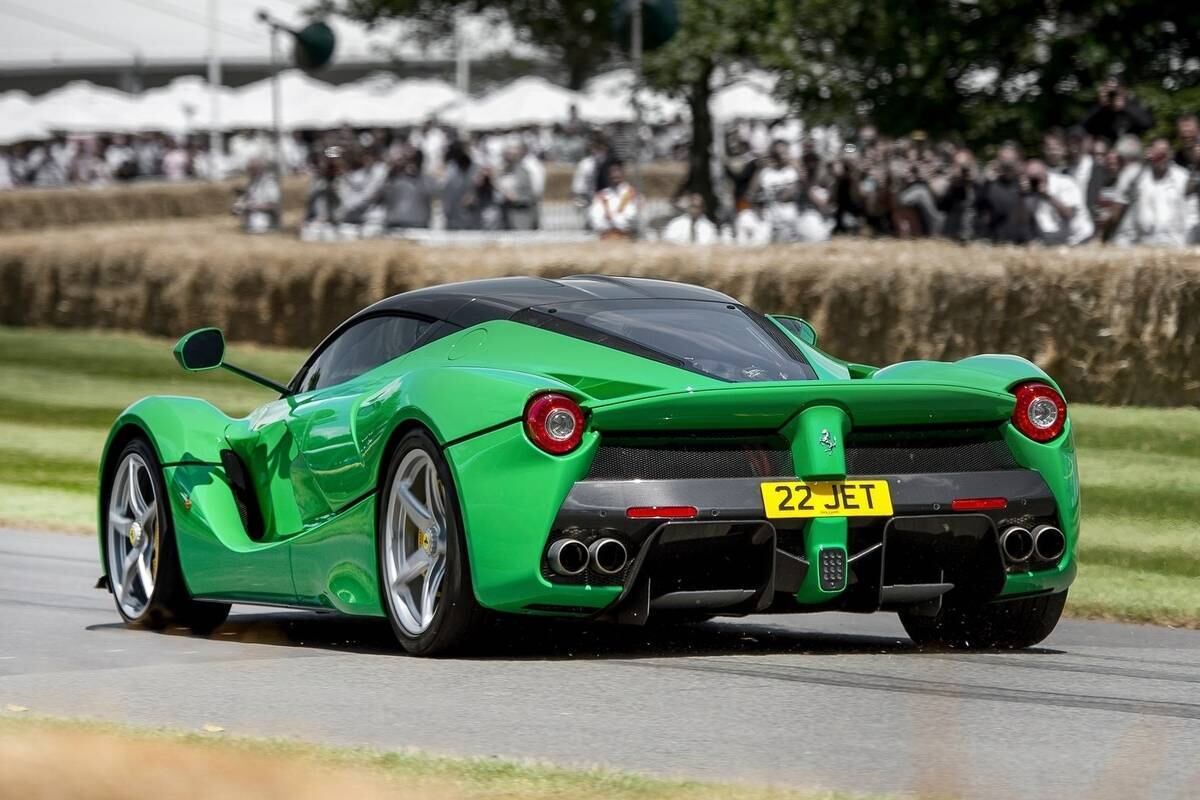 Segundo a Ferrari, seu novo modelo é capaz de chegar aos 100 km/h em menos de 3 segundos, e seguir até os 200 km/h em menos de 7 segundos