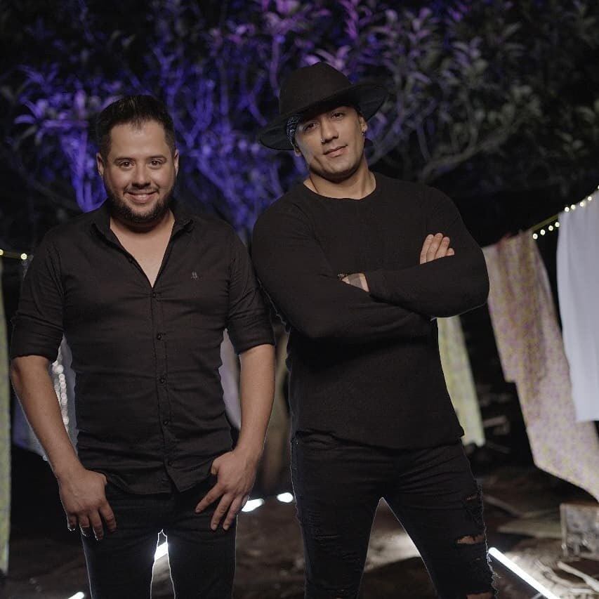Em 2004, os sertanejos lançaram o primeiro álbum, Hugo & Tiago. Na época, eles viraram presença constante em programas de TV e rádio. Entre os singles de sucesso estão Apaixonado (Imbranato), Aguenta Coração, Gaguinho. O nome de Tiago voltou à tona no ano passado, quando ele surgiu bem diferente após uma harmonização facial e, há algumas semanas, por conta do namoro com Tania Mara. Mais de 15 anos depois do primeiro trabalho, veja, a seguir, por onde anda a dupla Hugo e Tiago
