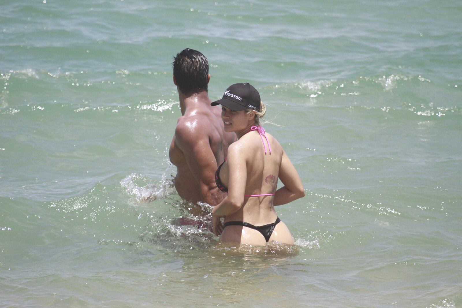 O casal também se refrescou tomando banho de mar
