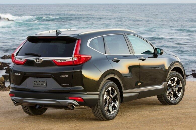 A primeira mudança mais notável no novo CR-V 2017 é o visual. O SUV exibe carroceria mais encorpada, especialmente na traseira, onde as lanternas sobem pela coluna traseira e formam grandes culotes, lembrando os modelos da Volvo
