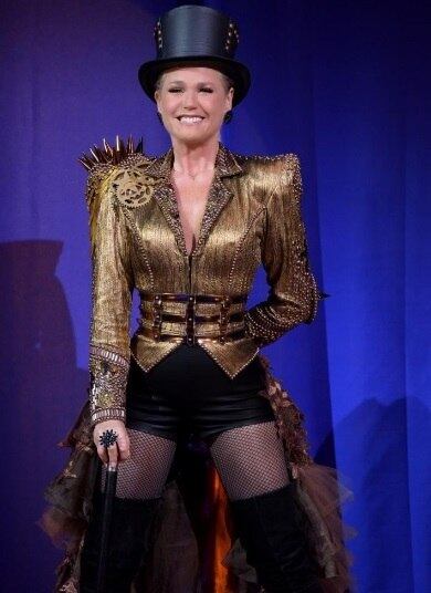 O comércio em 2018 foi tomado pela mágica. Acessórios deste tema são os mais procurados nas lojas, mas não à toa. Uma bela cartola já faz toda a diferença no look. Mas se você quer mais glamour, experimente compor a fantasia com uma bota acima dos joelhos e meia arrastão