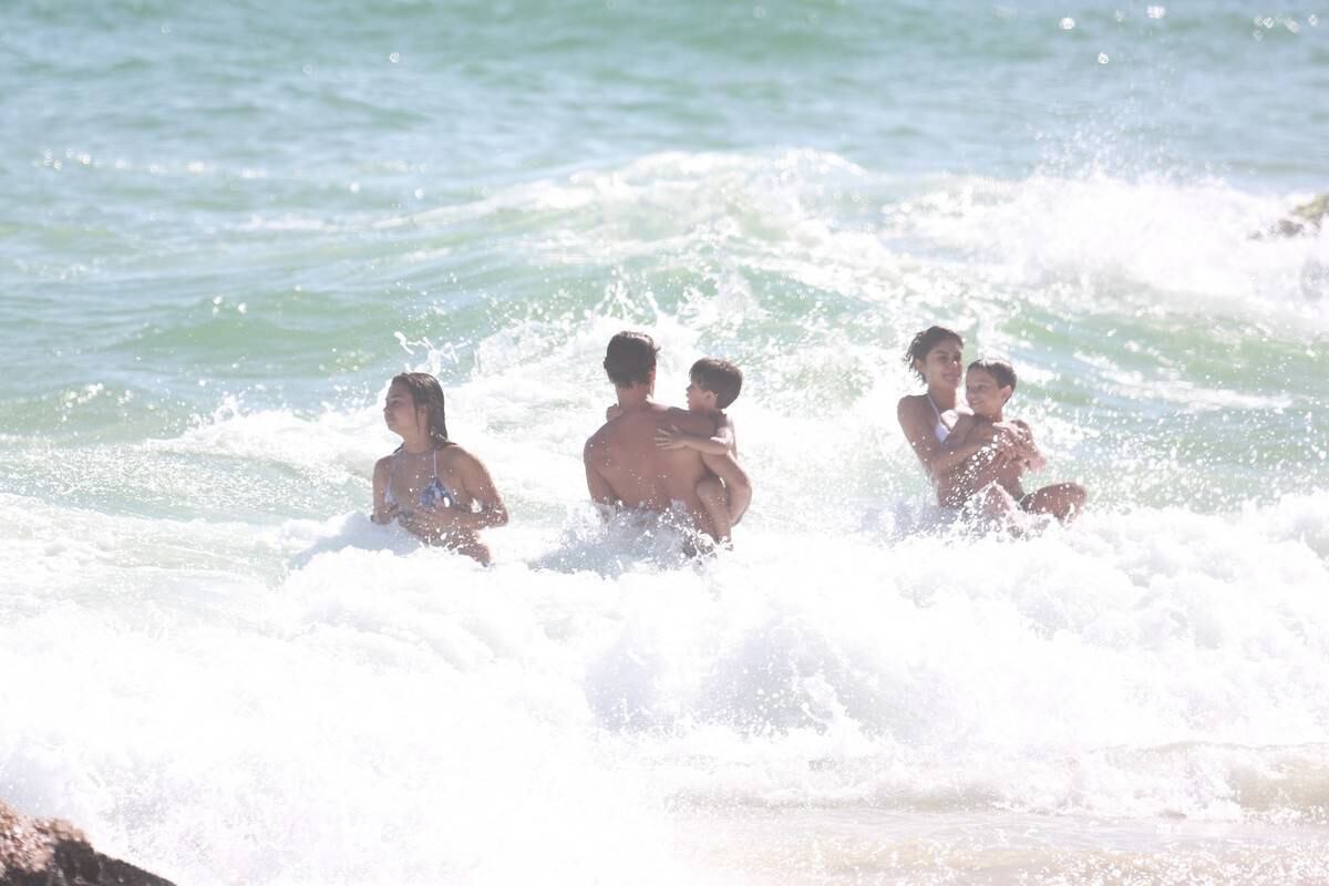 Sophie Charlotte e Daniel de Oliveira se divertem em praia com a família