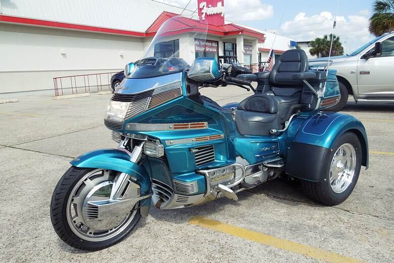 Outro estilo muito comum em triciclos é o carenado, que surgiu de modelos da Honda