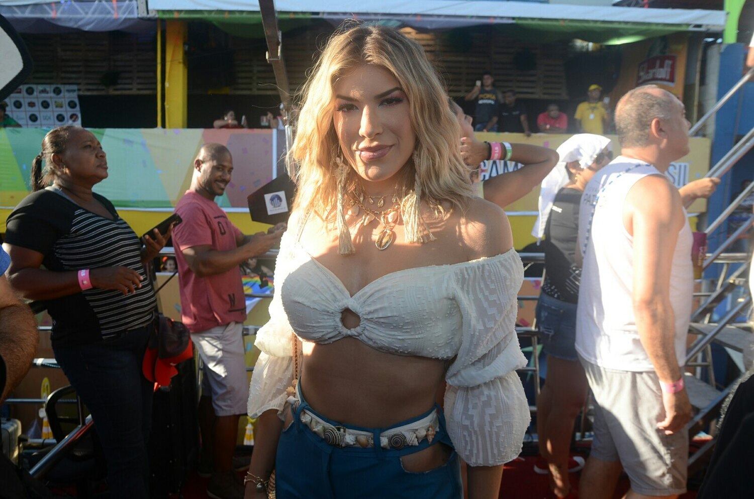 Lorena Improta acompanhou o noivo, Léo Santana, de cima do trio elétrico