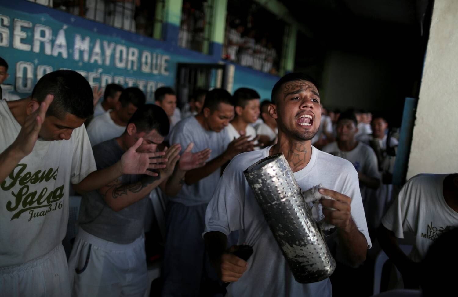 As orações que acontecem no presídio são acompanhadas por lágrimas, canções gospel e gritos de "Amém!". O cristianismo evangélico é uma crescente na América Latina nas últimas décadas