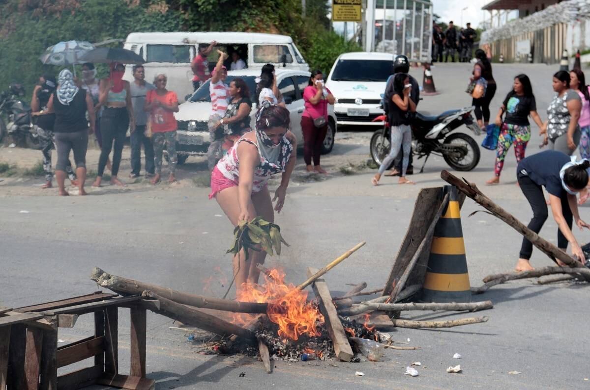 Agentes do Grupo de Intervenção Prisional (GIP) e do Batalhão de Choque da Polícia Militar fazem nesta segunda revista e a recontagem dos presos. Um inquérito será aberto para investigar os homicídios