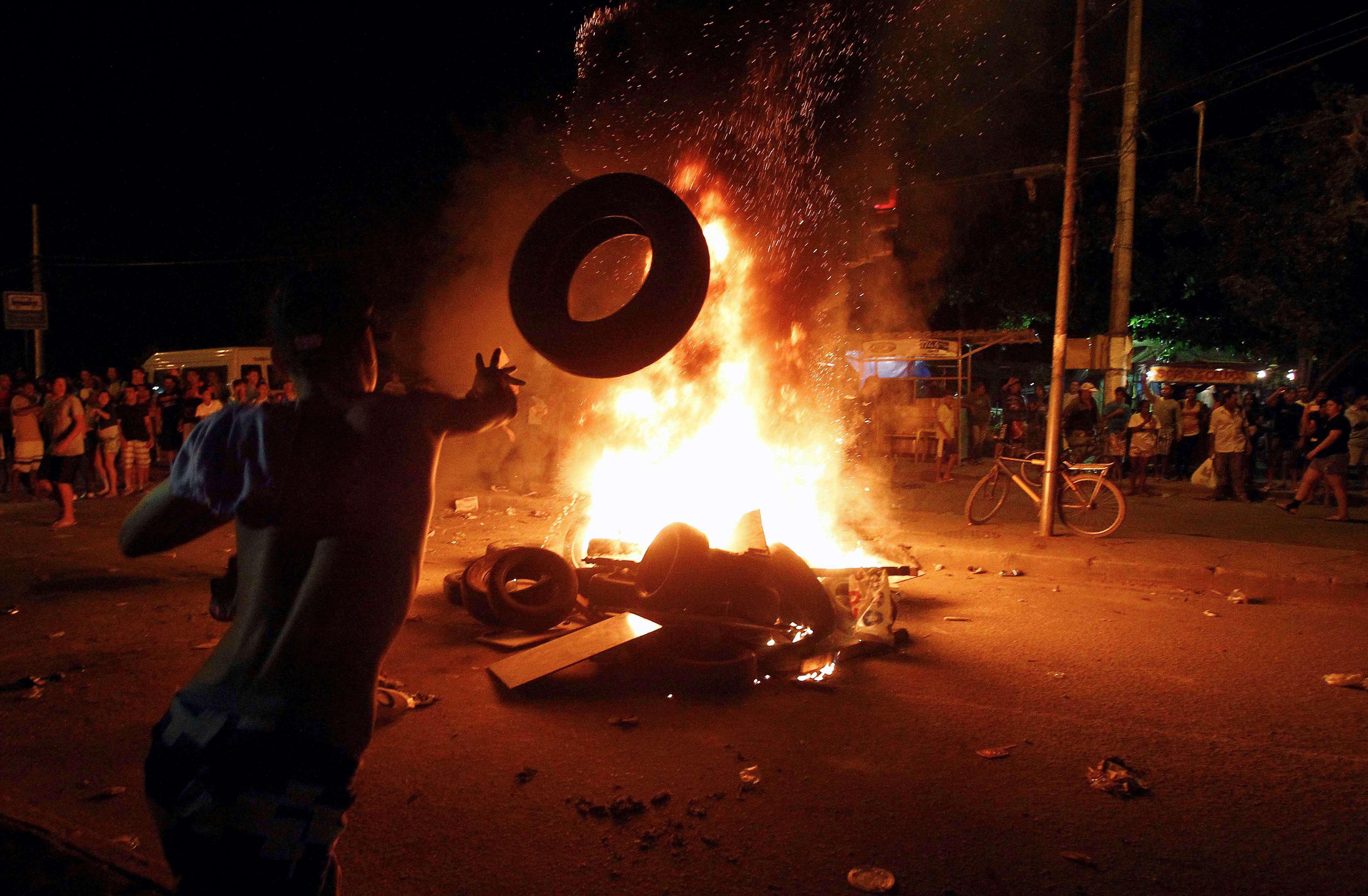 O protesto em Rio das Pedras contra a proibição da circulação de vans a partir do sábado (12) na zona oeste terminou em confronto com a polícia. Além disso, sacos de lixo e pneus foram incendiados. De acordo com o batalhão da
região (18º BPM), mais de 2.000 pessoas se concentravam na avenida
Engenheiro Souza Filho por volta das 16h50 de sexta-feira (11). Leia mais
