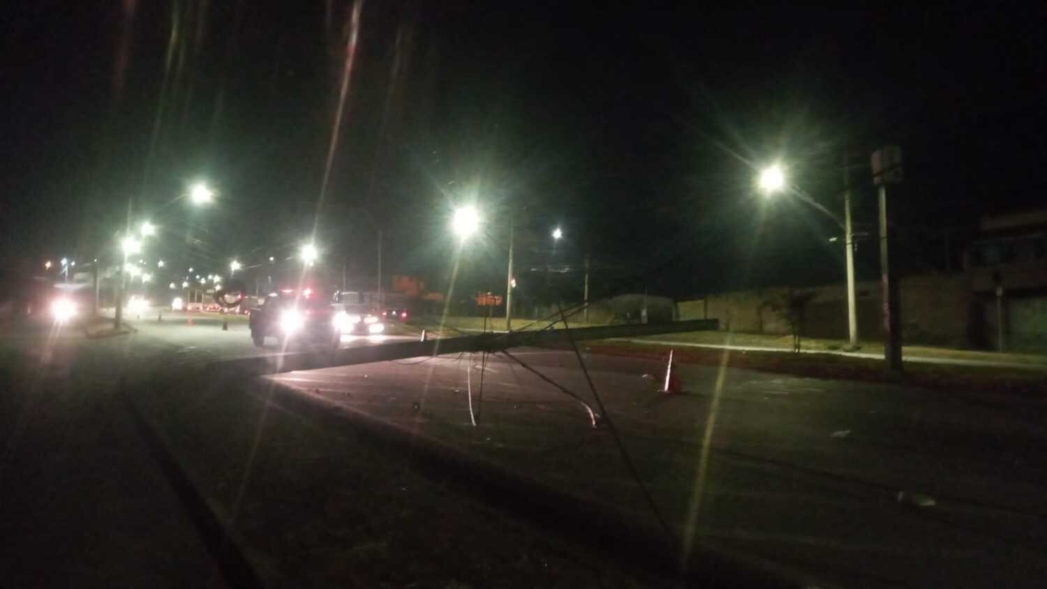 Motorista fugiu após atingir a fiação
