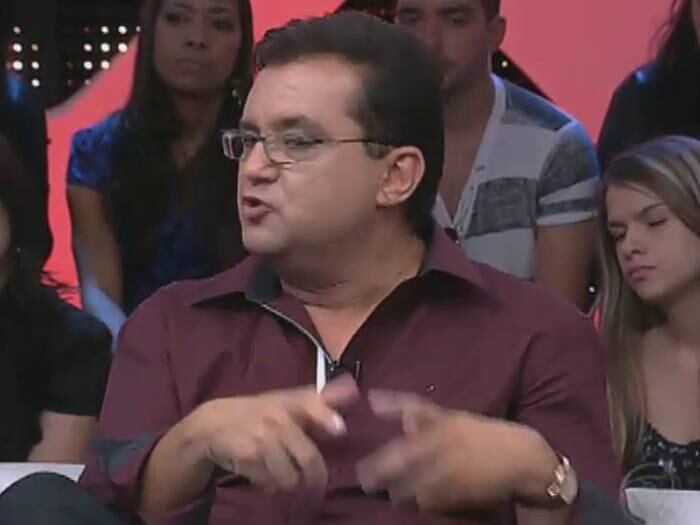 "Mas é o Rafinha Bastos. Tudo que ele fala, ele
coloca um peso maior na crítica dele, na acidez que ele fala", completou
Geraldo

+ Siga o Roberto Justus + no Twitter e receba tudo sobre o programa!

+ Já curtiu a página do Roberto Justus + no Facebook? É só clicar! 