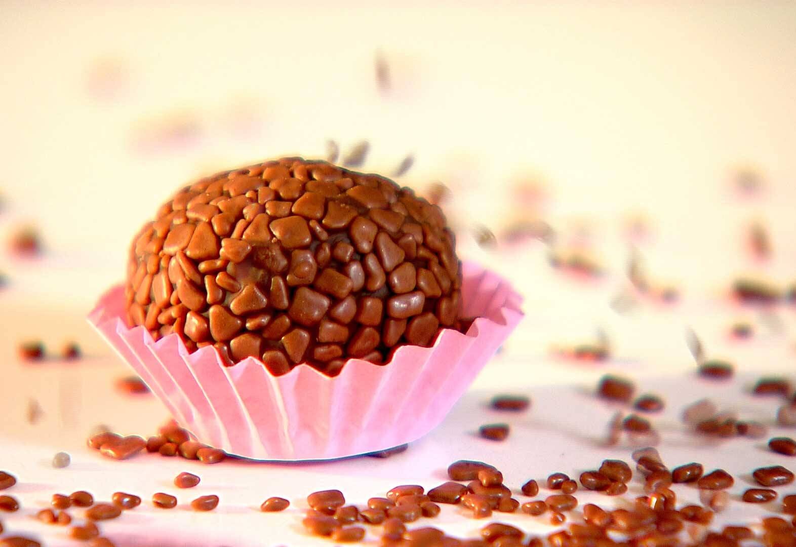 E ainda: chocolate
diet é bom para quem faz regime? Será que podemos comer chocolate todos os
dias? E o que falar sobre o chocolate branco? 

Estrangeira presa no Brasil ganha primeira saída temporária e mata a vontade da comida peruana
