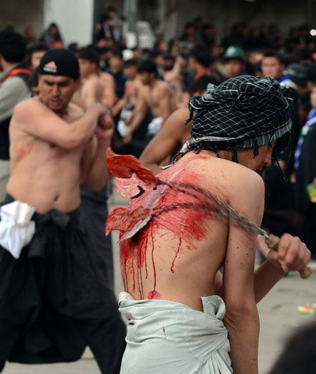 A data, a mais importante do calendário xiita, serve para lembrar o sofrimento de Hussein, neto do profeta Maomé, que morreu na batalha de Karbala no ano de 680