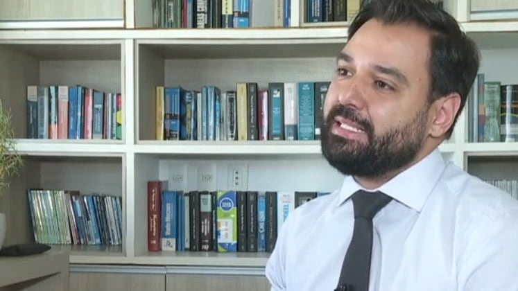 "Ciente das
acusações que foram feitas e para facilitar o trabalho da Justiça, ele poderia
se entregar. E quando ele não se disponibiliza a se apresentar, isso acaba, de
certa forma, passando a imagem de que ele não quer contribuir", diz Rodrigo Coelho, advogado da família de Lucas.