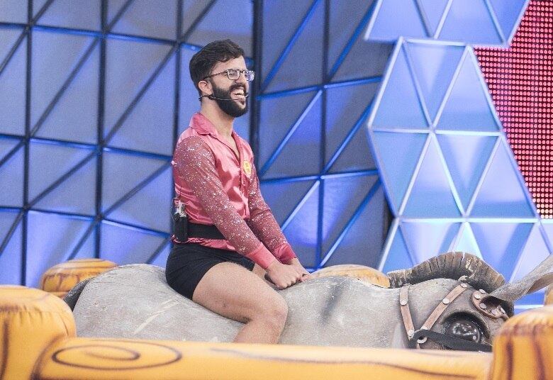 Funciona da seguinte
forma: montados em um burrinho mecânico, os participantes têm dois minutos para
provar que estão atualizados em assuntos de conhecimentos gerais se quiserem
ganhar uma grana