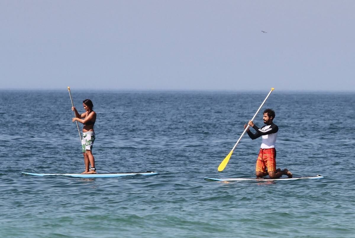 Bruno Gagliasso e Ricardo Pereira praticam stand up paddle na praia da Barra da Tijuca, no Rio