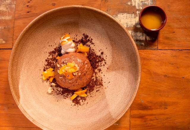 Luciana

Com a presença da ilustre chocolatier Luisa Abram, Luciana foi a primeira avaliada no Teste de Fogo. Duelando contra Maiara, a chef levou a melhor com o seu nougat glacé com cumaru!
