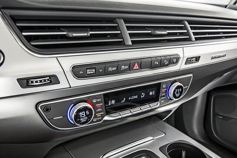 Há um novo painel central bipartido, volante de três raios
com desenho esportivo, ar-condicionado quadrizone intuitivo, saída de ar inteiriça
em todo o painel central e tela MMI de 8.3 polegadas de alta resolução
eletricamente retrátil