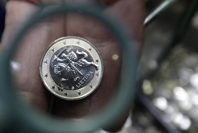 Especialista inspeciona moeda
lituana de 1 euro em Vilnius, capital da Lituânia. As primeiras moedas de euro
estão sendo produzidas no país, que irá integrar a zona do euro em janeiro de
2015
