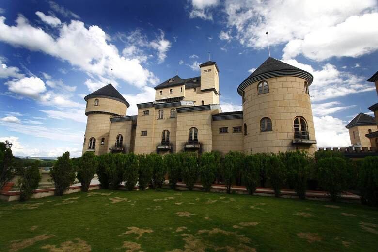 Moreira ficou conhecido por não ter declarado à Receita Federal a posse de um castelo em Minas Gerais avaliado em R$ 25 milhões. No início do ano, o filho dele, deputado estadual Leonardo Moreira, foi indiciado pela PF por não ter declarado ao TRE a extravagante construção doada a ele pelo pai, Edmar Moreira. A construção — avaliada em pelo menos R$ 25 milhões com 7.500 m² está hoje abandonada e depredada
