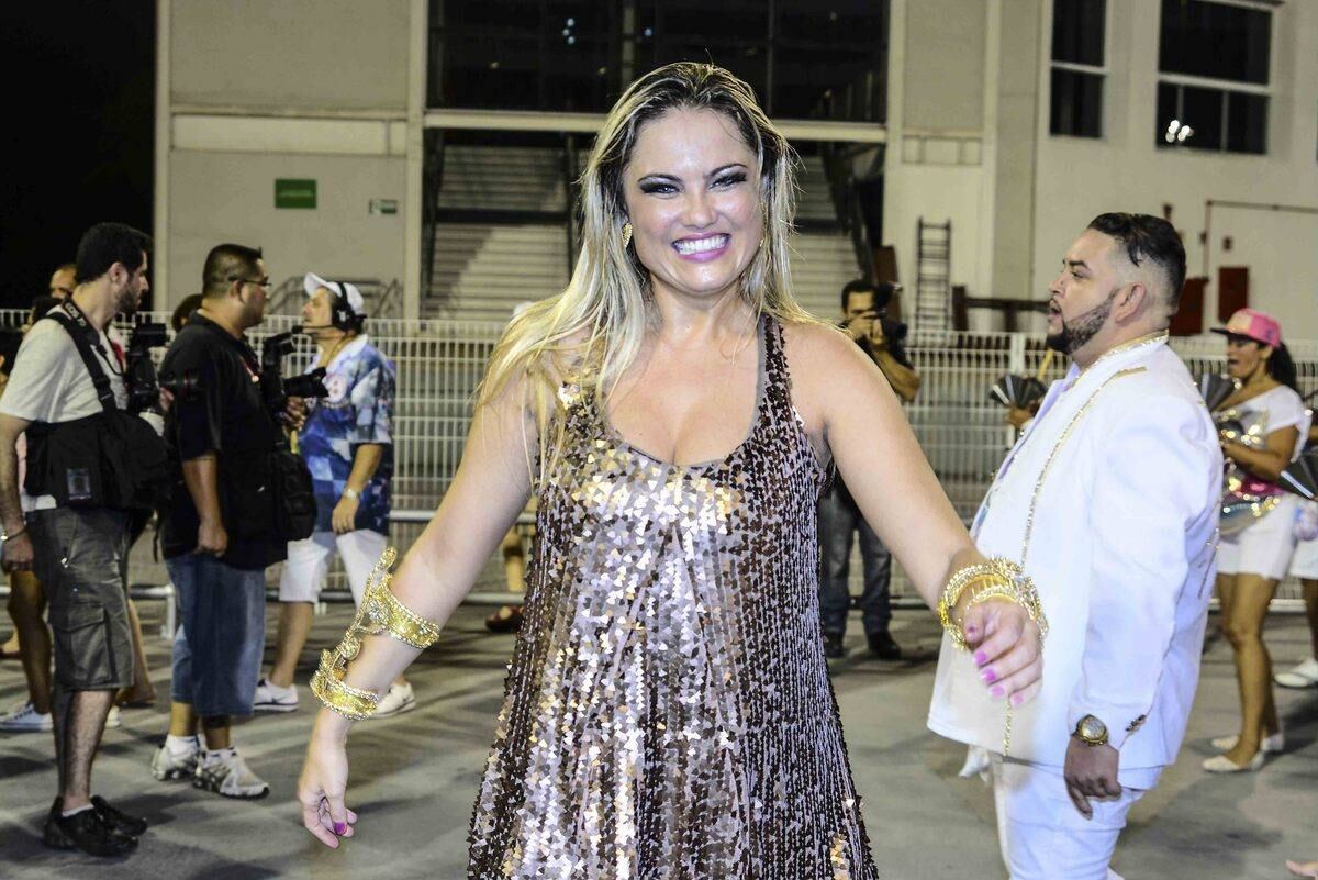 Ellen Roche desfila no ensaio técnico da Rosas de Ouro, em São Paulo